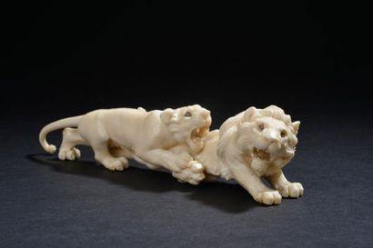 null Statuette en ivoire sculpté d'un lion attaqué un tigre. Signé sous la patte.
Japon,...