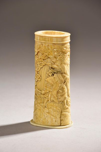 null Vase rouleau en ivoire sculpté à décor d'un samouraï armé d'une torche face...