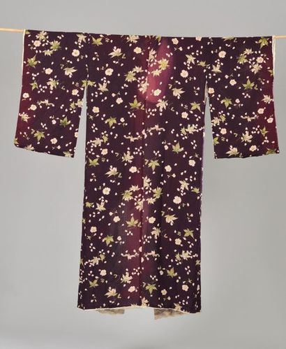 null JAPON.
Deux kimonos en soie, l'un à décor de fleurs de cerisier et feuilles...