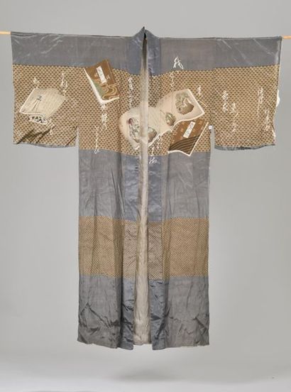 null JAPON.
Deux kimonos en soie, l'un à décor de fleurs de cerisier et feuilles...