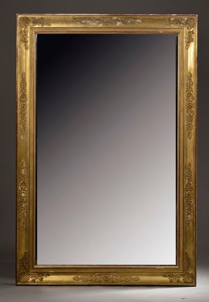 null Grand miroir en bois et composition stuquée redorée à décor appliqué de palmettes...