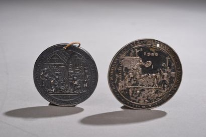 null Médailles religieuses (percées) en argent, l'une datée 1549 à décor d'une scène...