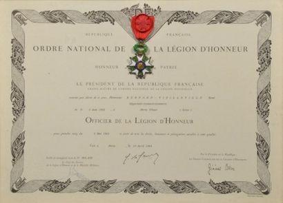 null Ensemble de trois décorations et leurs brevets encadrés, décernés à Monsieur...