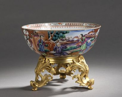 null CHINE, Canton - Fin Époque QIANLONG (1736 - 1795).
Grand bol en porcelaine décorée...