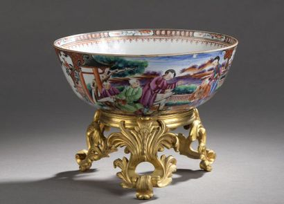 null CHINE, Canton - Fin Époque QIANLONG (1736 - 1795).
Grand bol en porcelaine décorée...