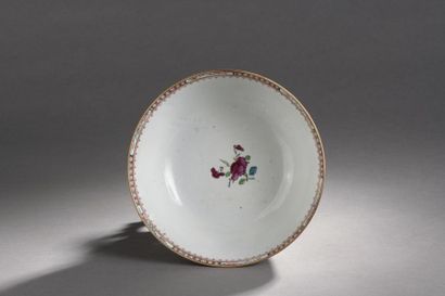 null CHINE, Canton - Fin Époque QIANLONG (1736 - 1795).
Grand bol en porcelaine décorée...