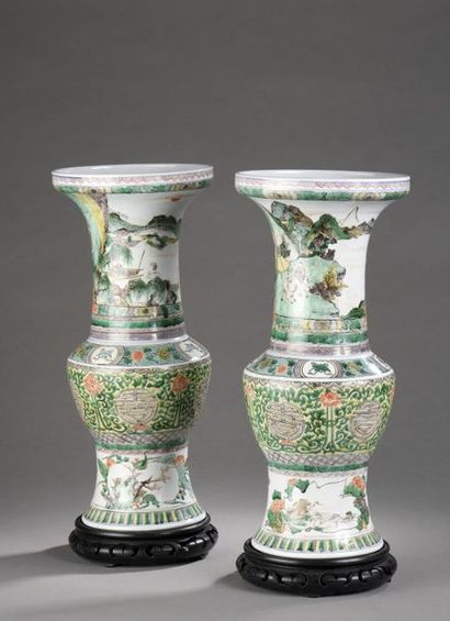 null CHINE - Fin XIXe siècle.
Paire de vases balustres à col évasé en porcelaine...