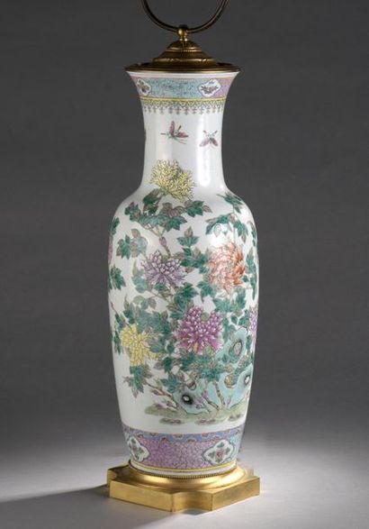 null CHINE - Époque de la République MINGUO (1912 - 1949).
Grand vase en porcelaine...