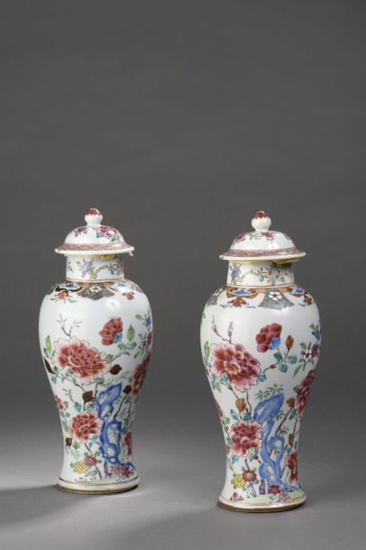 null CHINE, COMPAGNIE DES INDES - Époque QIANLONG (1736 - 1795).
Paire de vase balustres...