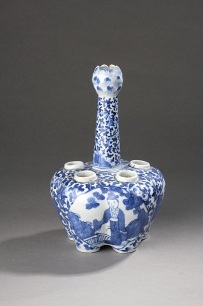 null CHINE - Fin XIXe siècle.
Tulipier en porcelaine bleu blanc à décor de réserves...