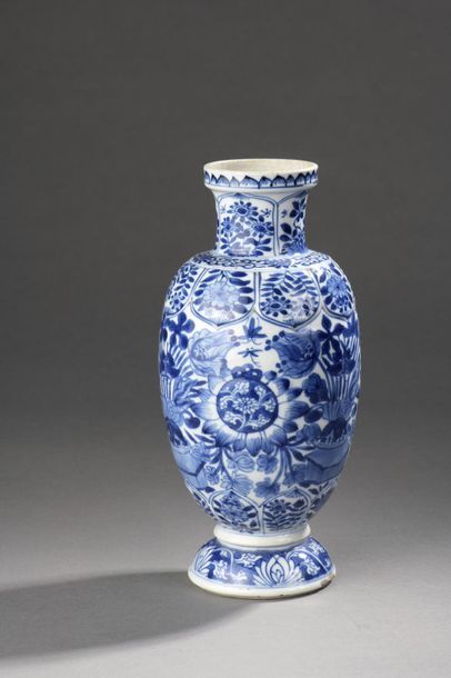 null CHINE - Époque KANGXI (1662 - 1722).
Vase balustre sur pied en porcelaine bleu...