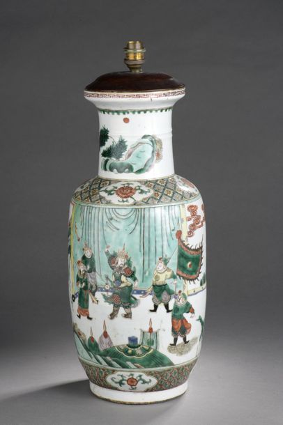 null CHINE - XIXe siècle.
Vase de forme balustre en porcelaine dans le style de la...