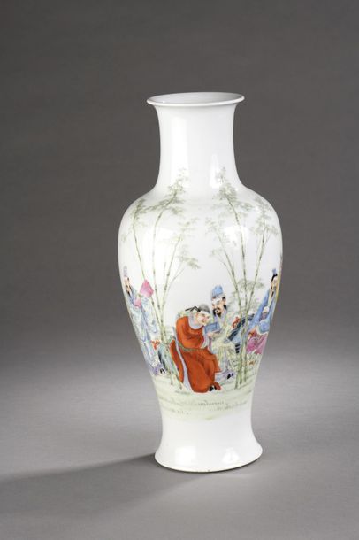 null CHINE - Époque de la République MINGUO (1912 - 1949).
Vase balustre à col évasé...