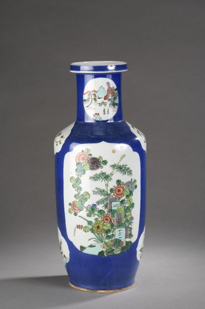 null CHINE - Vers 1900.
Vase de forme cylindrique en porcelaine émaillée bleu-poudré...