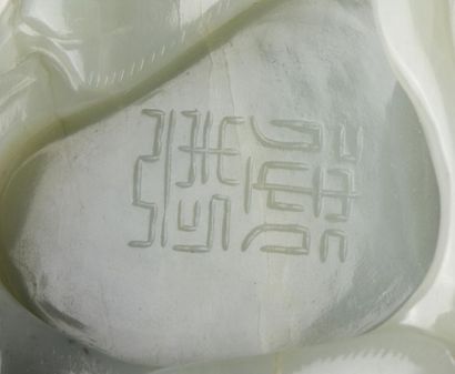 null CHINE - XXe siècle.
Pot couvert en néphrite céladon à décor sculpté en relief...