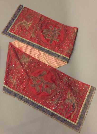 null CHINE - XIXe siècle.
Panneau rectangulaire en soie rouge à décor brodé du vœu...