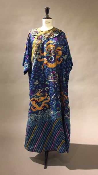 null CHINE - XIXe siècle.
Robe en gaze de soie bleue à décor brodé dit "nasha" de...