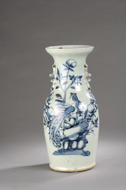 null CHINE, Canton - Début XXe siècle.
Vase balustre en porcelaine décorée en bleu...