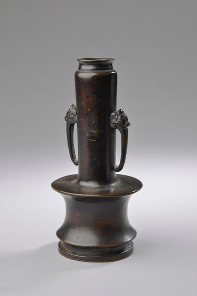 null CHINE - XIXe siècle.
Vase à col étroit et deux anses en bronze à patine brune...