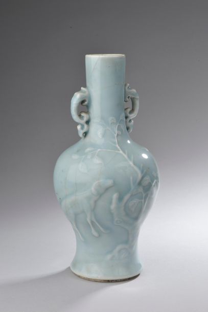 null CHINE - XIXe siècle.
Vase balustre à deux anses en porcelaine émaillée bleu...