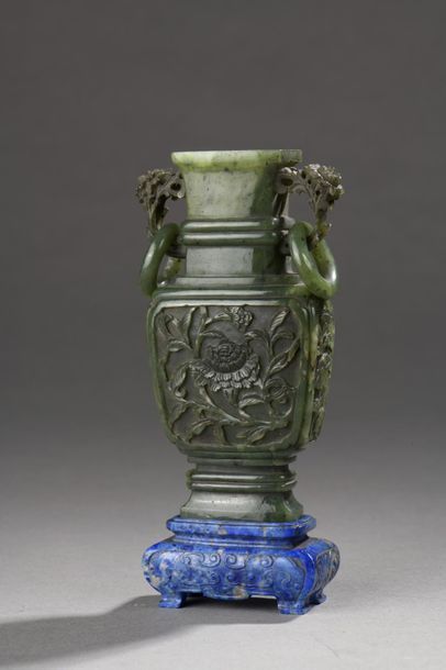 null CHINE - XIXe siècle.
Petit vase en néphrite céladon vert à décor sculpté de...