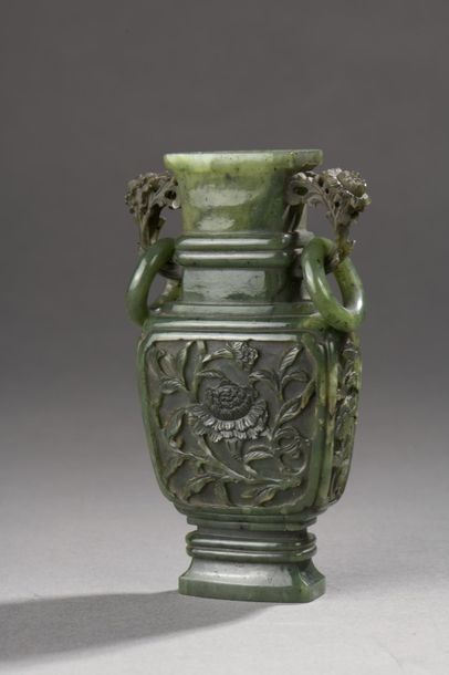 null CHINE - XIXe siècle.
Petit vase en néphrite céladon vert à décor sculpté de...