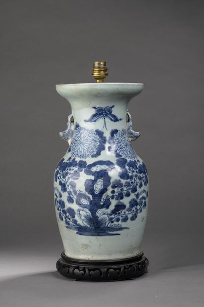 null CHINE, Canton - XIXe siècle.
Vase en grès céladon à décor en camaïeu bleu de...