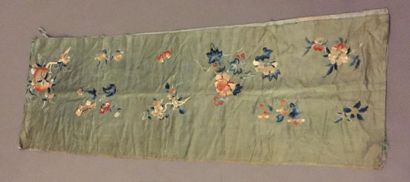null CHINE - XIXe siècle.
Panneau horizontal en soie verte à décor brodé de chrysanthèmes...