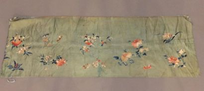 null CHINE - XIXe siècle.
Panneau horizontal en soie verte à décor brodé de chrysanthèmes...
