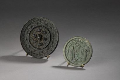 null CHINE - Époque MING (1368 - 1644).
Miroir rond en bronze à patine verte à décor...