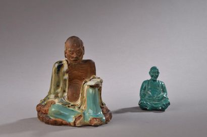 null CHINE - XIXe siècle.

Statuette de Luohan assis, un livre à la main en grès...