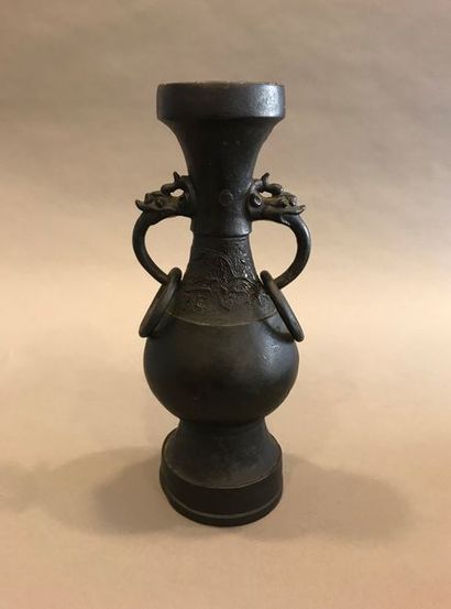 null CHINE, Époque QING - XVIIIe - XIXe siècle. 
Vase balustre en bronze à patine...