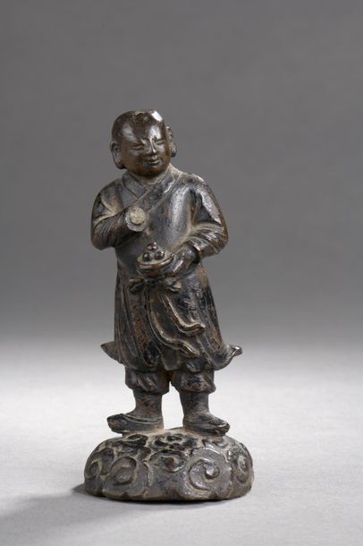 null CHINE - Époque MING (1368 - 1644).
Statuette d'enfant en bronze à traces de...