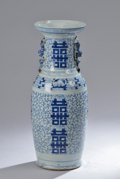 null CHINE- Époque MINGUO (1912-1949). 
Grand vase en grès porcelaineux émaillé bleu...