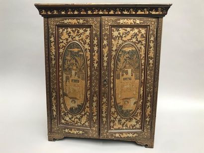 null CHINE - XIXe siècle.
Cabinet en bois laqué noir et or à décor de scènes animées...