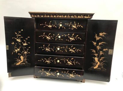 null CHINE - XIXe siècle.
Cabinet en bois laqué noir et or à décor de scènes animées...