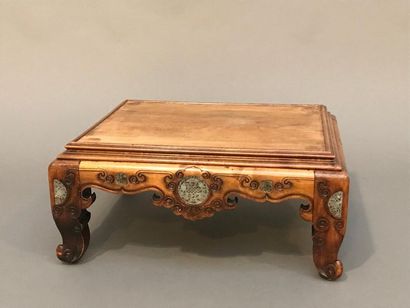 null CHINE - Fin du XIXe siècle.
Petite table autel en bois exotique aux traverses...