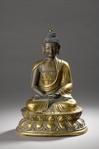 null TIBET - XXe siècle.
Statuette de bouddha en bronze doré, assis en padmasana...
