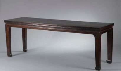 null CHINE - Fin du XIXe siècle.
Table de calligraphie en bois naturel patiné (rayures).
Haut....