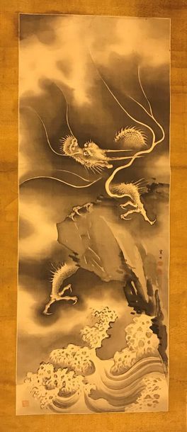 null JAPON - XXe siècle.
Kakémono peint d'un dragon.
Haut. : 130 cm - Larg. : 50...