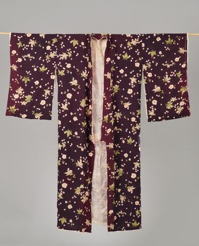 null JAPON.
Deux kimonos en soie, l'un à décor de fleurs de cerisier et feuilles...