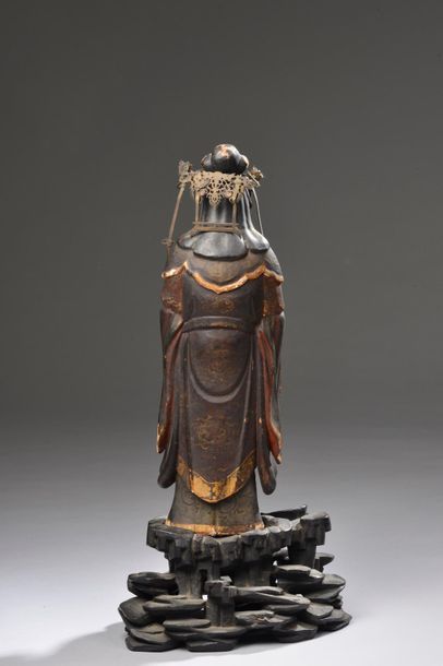 null JAPON - XIXe siècle.
Statuette de dignitaire en bois laqué polychrome, debout,...