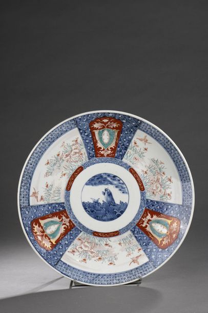 null Japon - Époque MEIJI (1868-1912).
Grand plat en porcelaine à décor dit Imari...