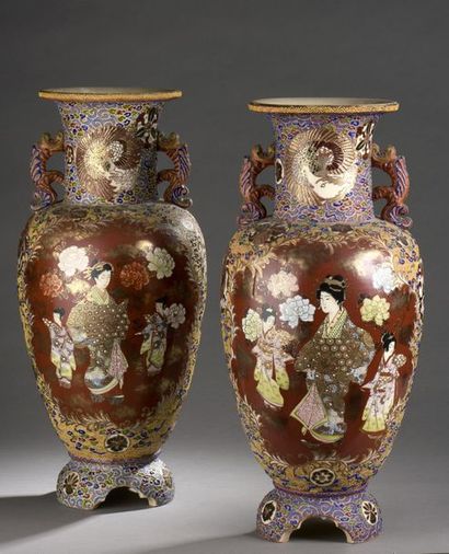 null JAPON - XXe siècle.
Paire de vases balustres à anses en faïence polychrome et...
