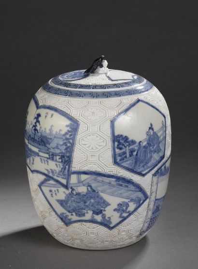 null JAPON - XXe siècle.
Vase ovoïde couvert en porcelaine blanche à décor en camaïeu...