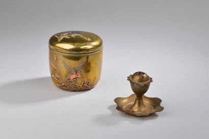 null JAPON - Époque MEIJI (1868-1912).
Boîte en bronze dépatiné à décor incrusté...