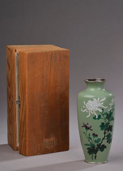 null JAPON - Époque MEIJI (1868-1912).
Vase balustre en shibuichi et émaux cloisonnés...