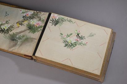 null JAPON - Époque MEIJI (1868 - 1912).
Album de photographies, la couverture en...