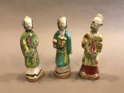 null CHINE, Époque QING - XIXe siècle. 
Trois statuettes debout sur des bases figurant...