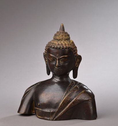 null TIBET - Début du XXe siècle.
Buste de Bouddha en bronze (petites lacunes à la...